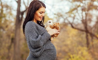 怀孕6个月一摸肚子宝宝就动正常吗 孕6月一摸肚子宝宝就动怎么